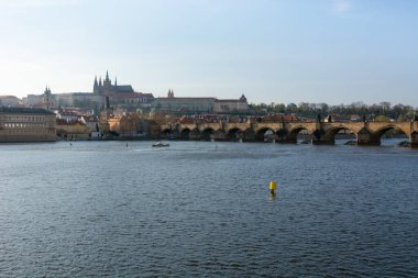Gündüz vakti Charles Köprüsü ve Prag kalesiyle Prag 'da şehir manzarası