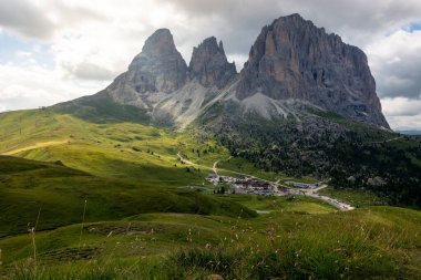 Güney Tyrol dağ manzaralı yaz günbatımında