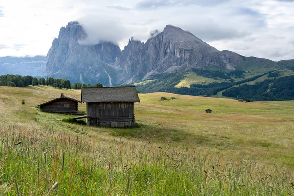 Pequeña Cabaña Con Vista Montaña Luz Del Día Italia —  Fotos de Stock