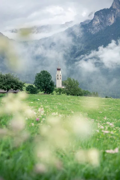 Μικρή Εκκλησία Στα Ιταλικά Βουνά Λουλούδια Και Χαμηλά Σύννεφα — Φωτογραφία Αρχείου