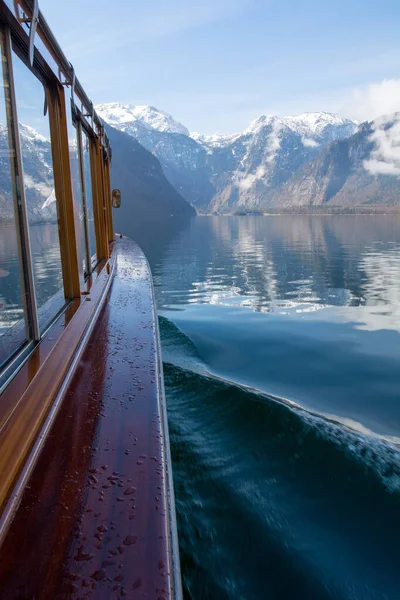 バイエルン州のベルヒテスガーデン近くにある湖の上のボート明るい日差しと水の上の山の反射 ストックフォト