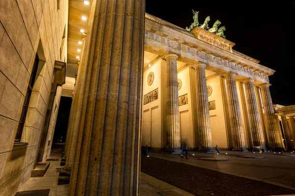 Puerta Brandenburger Desde Lado Con Luz Dorada Brillante Noche Centro Imagen De Stock