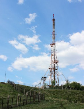 Bulutlu gökyüzü arka plan üzerinde TV Kulesi