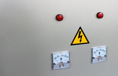 Gri bir arka plan üzerinde iki analog voltmetre