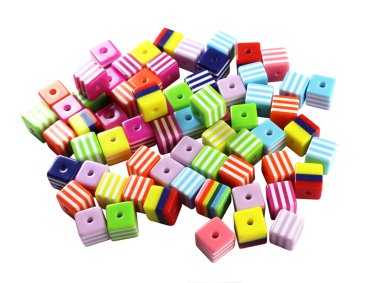 Beyaz arka plan üzerinde izole kare şeritli boncuk