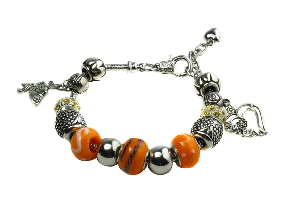 Bracciale Pandora con perline arancioni isolate su sfondo bianco — Foto Stock