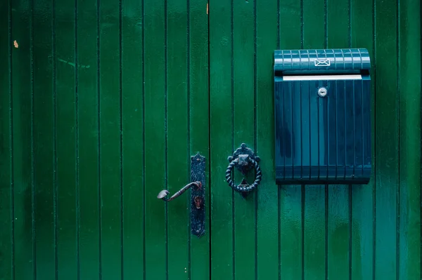 Green wooden door with mailbox — Stock Photo, Image