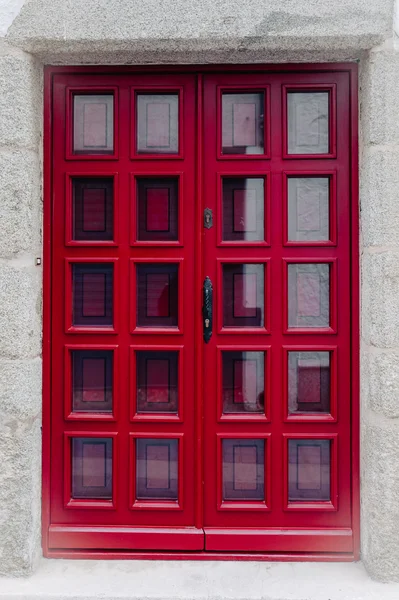 Czerwony drzwi z szyby w oknach — Zdjęcie stockowe