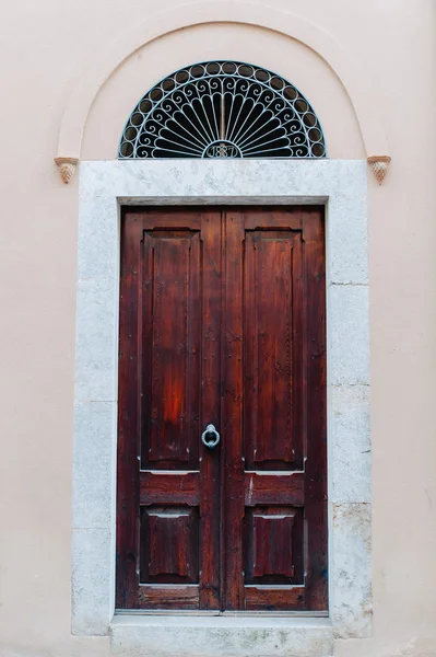 Pembe duvar ahşap kapı — Stok fotoğraf