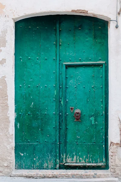 Yeşil eski ahşap kapı — Stok fotoğraf