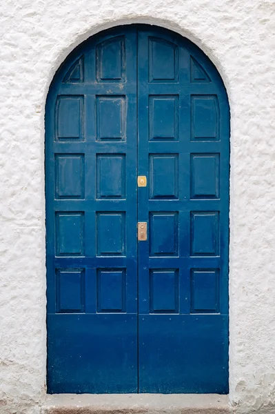 Beyaz bir duvar üzerinde eski kapı — Stok fotoğraf
