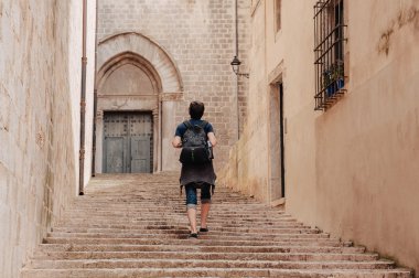 Eski şehirde turist yürür