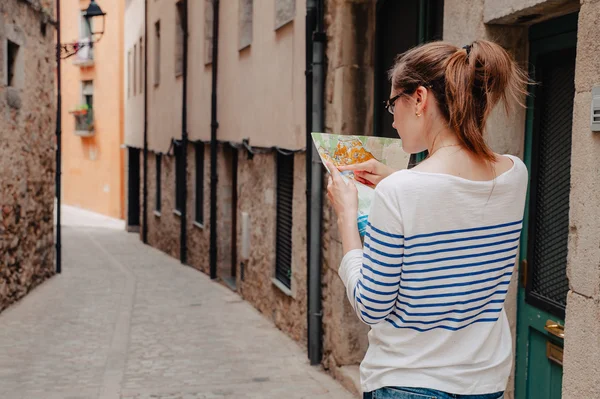 Chica mirando un mapa —  Fotos de Stock