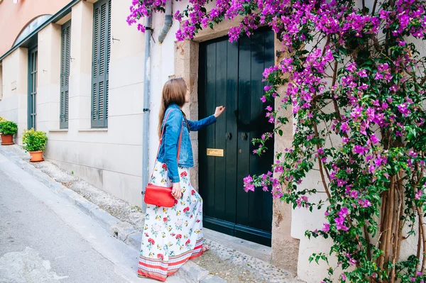 Menina batendo na porta — Fotografia de Stock