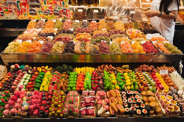 Frutas y galletas secas en el mercado de la Boquería —  Fotos de Stock