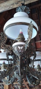 Geleneksel abajur modifiye edildi, yerine elektrik lambası konuldu 