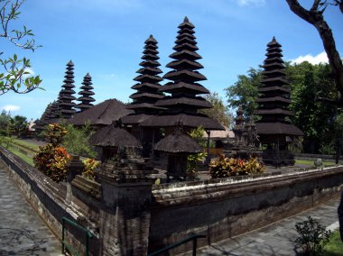 Turist olarak Taman Ayun Tapınağı. Çok güzel tapınaklar ve bahçeler, JI göletleriyle çevrili. Ayodya, Mengwi Bölgesi, Badung Regency, Bali Eyaleti, Endonezya. Fotoğraf: 23-09-2020