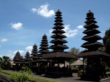 Turist olarak Taman Ayun Tapınağı. Çok güzel tapınaklar ve bahçeler, JI göletleriyle çevrili. Ayodya, Mengwi Bölgesi, Badung Regency, Bali Eyaleti, Endonezya. Fotoğraf: 23-09-2020
