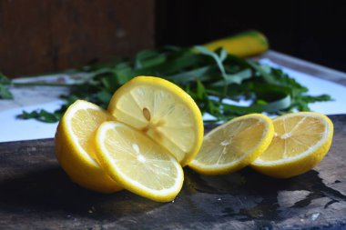 İçecekler için taze limon dilimlenmiş, vücudun bağışıklığını arttırmak için.