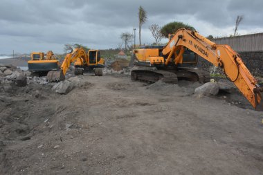 Endonezya 'nın Bali Eyaleti, Biaung Sahili, Denpasar Sahili, inşaat alanında ağır araçlar. Fotoğraf: 04 Eylül 2021