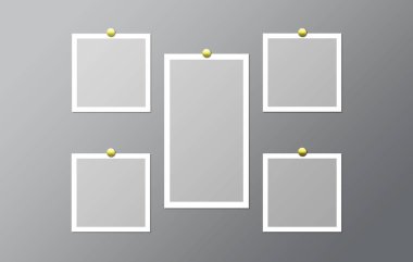 Duvarda koyu gri arkaplanı olan kağıt bir ruh hali tahtası.