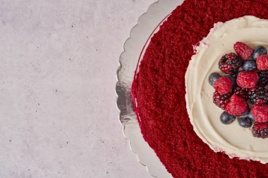 Ahududu, yaban mersini ve böğürtlenli kırmızı kadife kek.