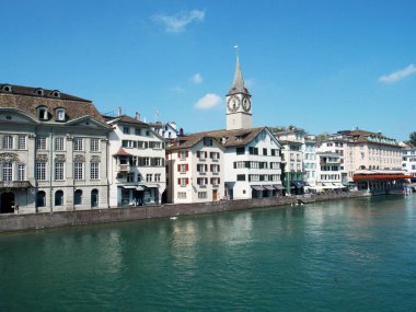Güneşli Zürih, şehir ve nehir manzaralı