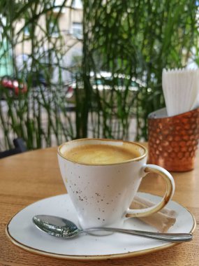 Caddedeki bir kafede kahve içerken.