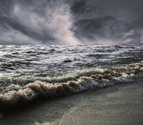 Θάλασσα και παραλία καταιγίδα σε πάνω από το σκοτεινό ύφος — Φωτογραφία Αρχείου