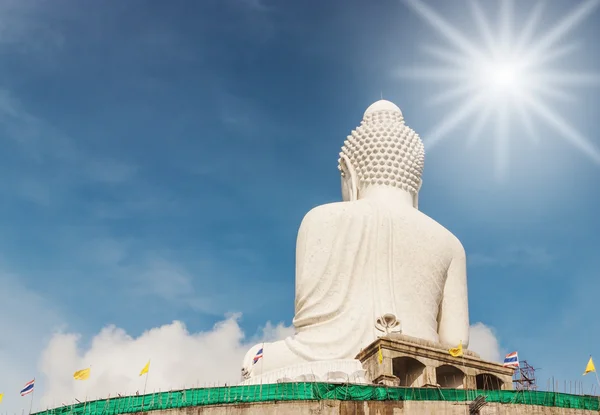 Großer Buddha am verschwommenen Himmel und über dem Licht die Sonne — Stockfoto