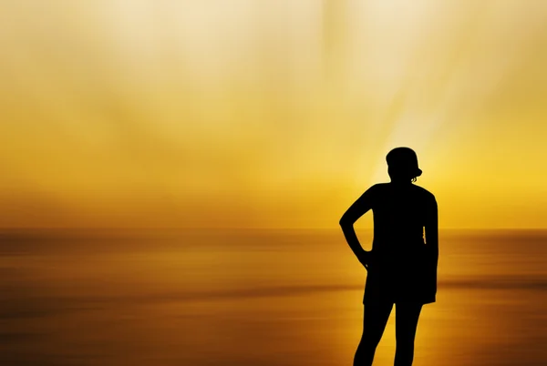 Silhouette the women on the beach with sea storm blurred — Stock Photo, Image