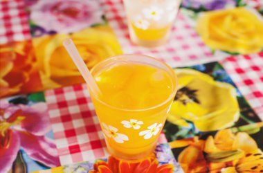 Bardakta portakal suyu