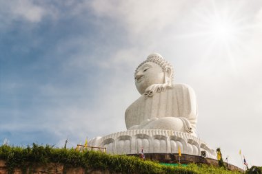 Bulanık gökyüzünde büyük Buda