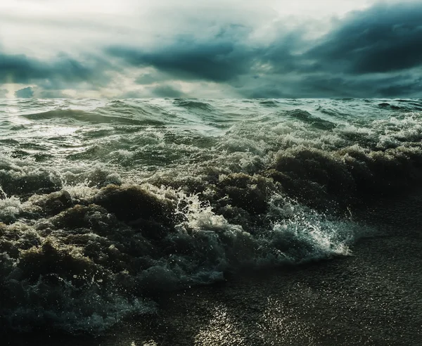 Meer und Strand Sturm mit Sonnenstrahlen in über dunklem Ton — Stockfoto