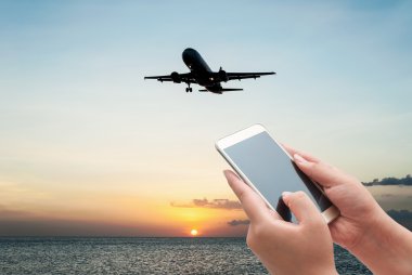 Uçak havayolu Smartphone kullanarak kadınlar