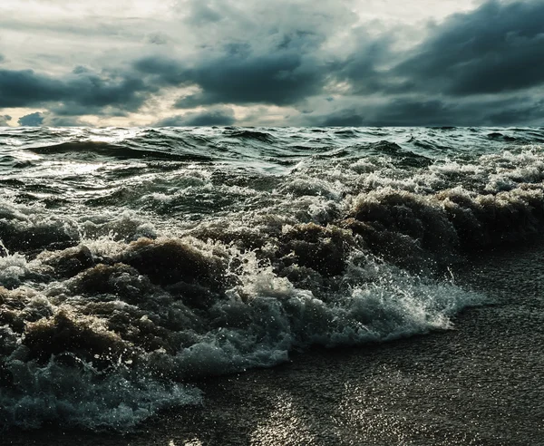 Mar e praia tempestade em tom mais escuro — Fotografia de Stock