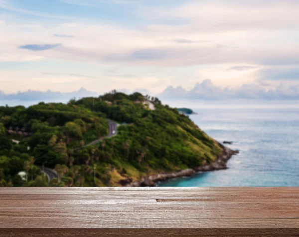 Dřevo stolu na rozmazané modré moře a ostrov pohledu v Morne — Stock fotografie