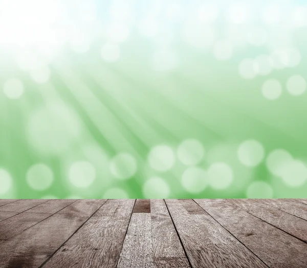Ahşap masa üstü yeşil bokeh ışık ve güneş ray bulanık