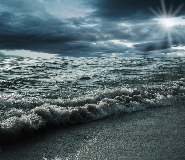 Θάλασσα και παραλία καταιγίδα σε πάνω από το σκοτεινό ύφος — Φωτογραφία Αρχείου