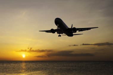 Gün batımının bulanık renk uçakta