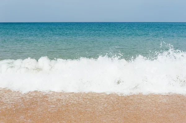 Blaues Meer mit Welle und Strand — Stockfoto