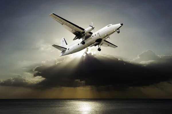 太陽光線と雲の嵐と飛行機 — ストック写真