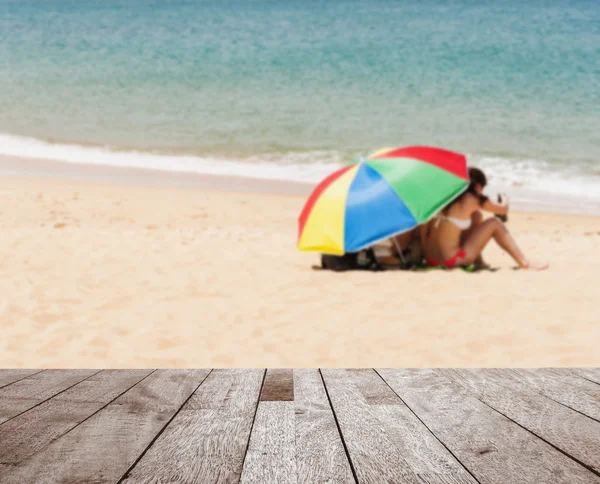ぼやけた青い海と白い砂に木製テーブル トップ — ストック写真