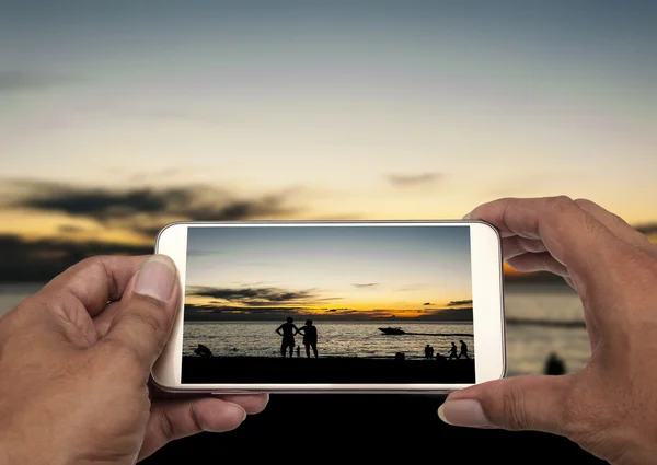 Mão com fotografia de tiro de telefone inteligente — Fotografia de Stock