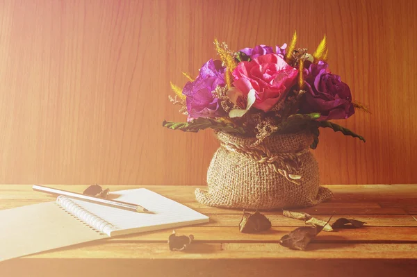 Mesa de escritor, Bloc de notas con lápiz y flor sobre mesa de madera —  Fotos de Stock