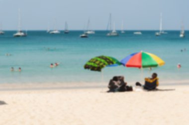 Bulanık mavi denizi ve beyaz kum plaj