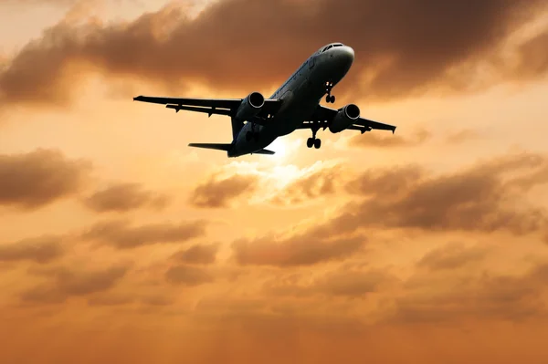 ぼやけた空の夕焼けの飛行機 — ストック写真