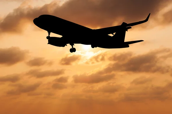 Silueta letadlo na rozmazané obloze slunce — Stock fotografie
