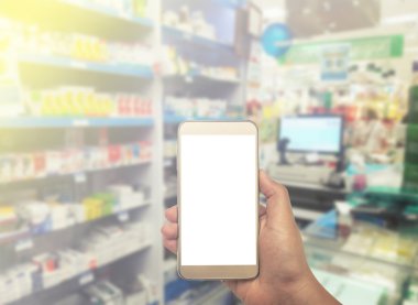 El ile smartphone üzerinde bulanık içinde eczane