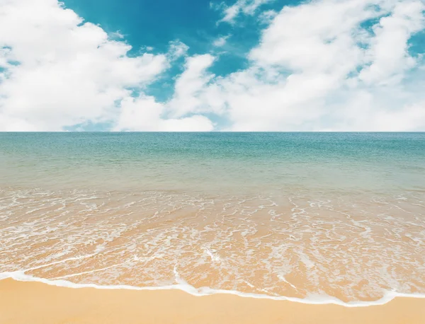Blaues Meer mit weißem Sandstrand — Stockfoto